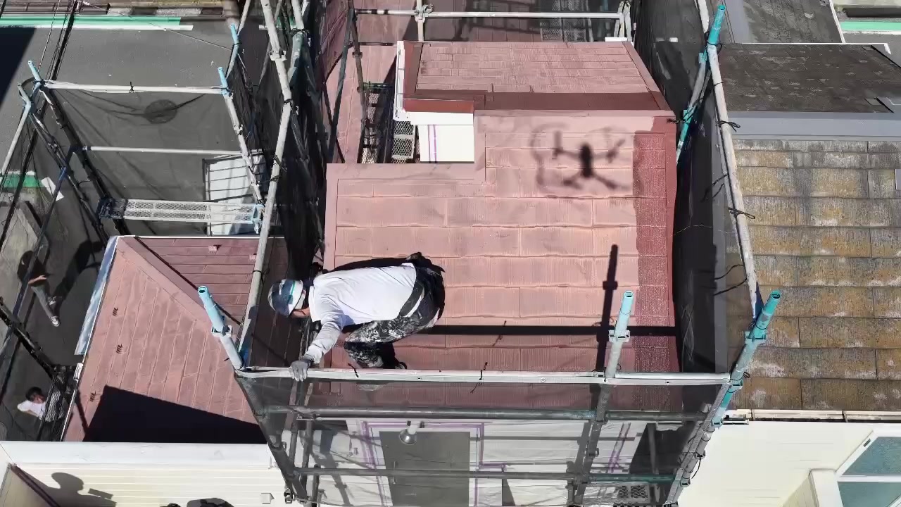 屋根塗装の作業風景
